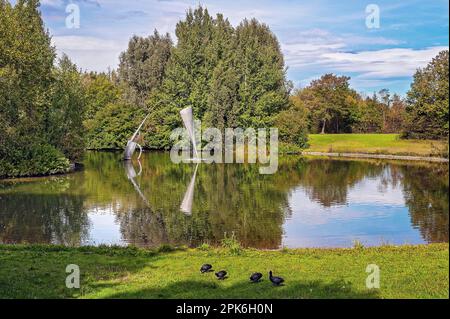 Fontaine à Perlachpark par Albert Hien, objet d'art dans le lac, Neuperlach, Munich, Bavière, Allemagne Banque D'Images