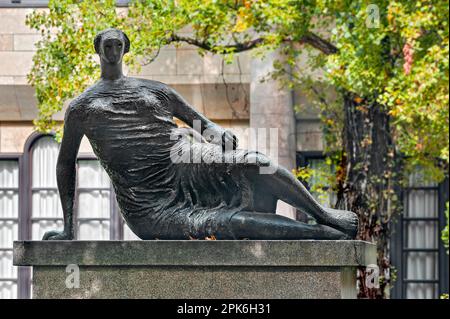 Femme à dossier inclinable drapé, grand personnage à dossier inclinable, Henry Moore 1957-58, devant la Neue Pinakothek, Munich, Bavière, Allemagne Banque D'Images