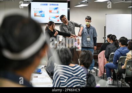 Taipei, Taïwan. 25th mars 2023. Les conférenciers enseignent les premiers soins lors d'un cours de formation en défense civile organisé par l'Académie Kuma à Taipei, Taïwan, sur 25 mars 2023. L'intérêt pour la formation s'est accru de manière significative au cours de la dernière année, suite aux menaces persistantes de la Chine et de l'invasion de l'Ukraine par la Russie. Photo de Thomas Maresca/UPI crédit: UPI/Alay Live News Banque D'Images