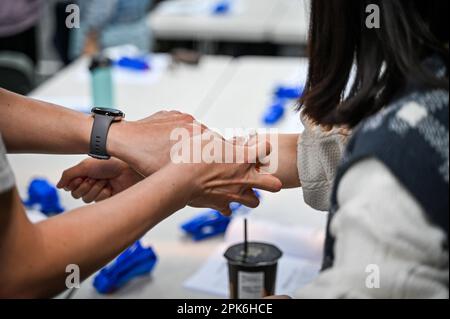 Taipei, Taïwan. 25th mars 2023. Les étudiants s'entraînent à envelopper des bandages lors d'un cours de formation en défense civile organisé par l'Académie Kuma à Taipei, Taïwan, sur 25 mars 2023. L'intérêt pour la formation s'est accru de manière significative au cours de la dernière année, suite aux menaces persistantes de la Chine et de l'invasion de l'Ukraine par la Russie. Photo de Thomas Maresca/UPI crédit: UPI/Alay Live News Banque D'Images