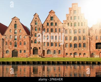 Salzspeicher historique des entrepôts à Lubeck, Allemagne contre ciel bleu clair Banque D'Images