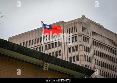 Taipei, Taïwan. 25th mars 2023. Un drapeau taïwanais est visible au sommet d'un bâtiment à Taipei, Taïwan sur 27 mars 2023. Photo de Thomas Maresca/UPI crédit: UPI/Alay Live News Banque D'Images