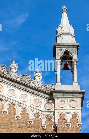 Détail de l'église Capuchin de notre-Dame de Lourdes avec une petite tour et deux petites statues d'anges, Rijeka, Croatie Banque D'Images