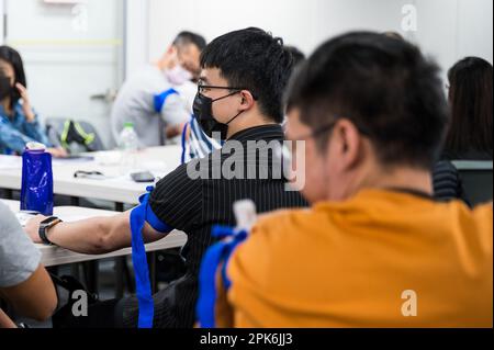 Taipei, Taïwan. 25th mars 2023. Les étudiants apprennent à appliquer un tourniquet lors d'un cours de formation en défense civile organisé par l'Académie Kuma à Taipei, Taïwan, sur 25 mars 2023. L'intérêt pour la formation s'est accru de manière significative au cours de la dernière année, suite aux menaces persistantes de la Chine et de l'invasion de l'Ukraine par la Russie. Photo de Thomas Maresca/UPI crédit: UPI/Alay Live News Banque D'Images