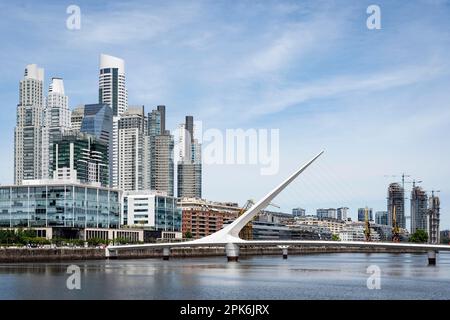 Vue panoramique sur le pont Womans (Puente de la Mujer) et le paysage urbain à Puerto Madero, Buenos Aires, Argentine Banque D'Images