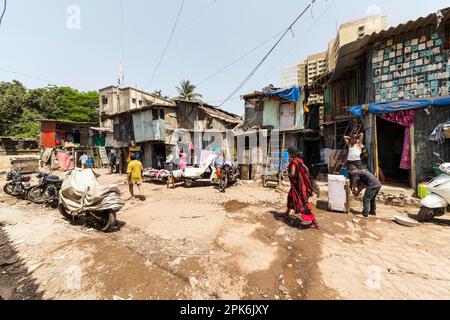 Dharavi au milieu de la ville, plus grand bidonville d'Asias avec environ 600 000 personnes, Mumbai, Maharashtra, Inde Banque D'Images