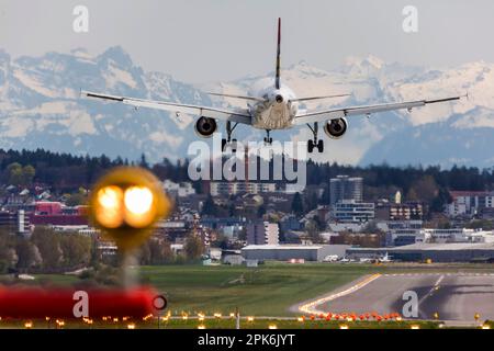 Avion à l'atterrissage, compagnie aérienne Edelweiss Air, Airbus A320-214, Alpes enneigées, aéroport ZRH, Zurich, Suisse Banque D'Images