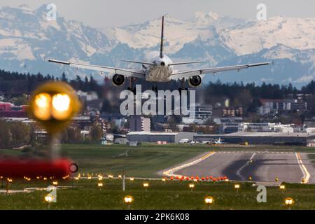 Avion à l'atterrissage, compagnie aérienne Edelweiss Air, Airbus A320-214, Alpes enneigées, aéroport ZRH, Zurich, Suisse Banque D'Images