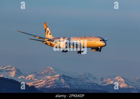 Avion en approche de l'aéroport ZRH, Etihad Airways, Boeing 787-9 Dreamliner, Alpes enneigées, Zurich, Suisse Banque D'Images