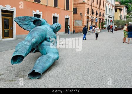 Sculpture, Sculptrice, Igor Mitoraj, place de la Cathédrale, Pietrasanta, Province de Lucca, Toscane, Italie Banque D'Images