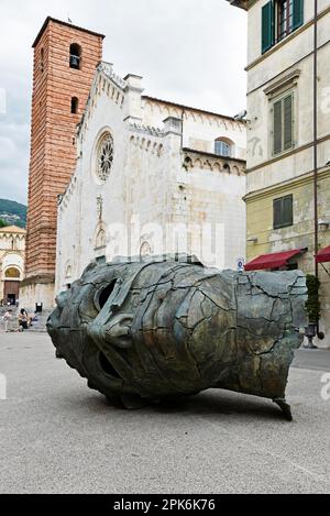 Sculpture, Sculptrice, Igor Mitoraj, place de la Cathédrale, Pietrasanta, Province de Lucca, Toscane, Italie Banque D'Images