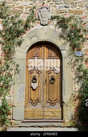 Porte d'entrée, bâtiment historique, tour, vieille ville, Volpaia, Radda in Chianti, province de Sienne, Toscane, Italie Banque D'Images