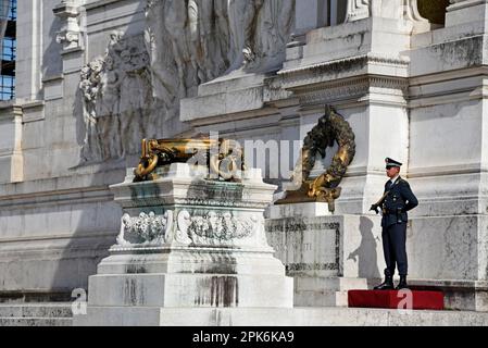 Garde d'honneur, tombe du soldat inconnu, tombe, soldats, gardes, Vittorio Emanuele II, Monument national, Piazza Venezia, Rome, Latium Banque D'Images