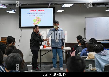 Taipei, Taïwan. 25th mars 2023. Les conférenciers enseignent les premiers soins lors d'un cours de formation en défense civile organisé par l'Académie Kuma à Taipei, Taïwan, sur 25 mars 2023. L'intérêt pour la formation s'est accru de manière significative au cours de la dernière année, suite aux menaces persistantes de la Chine et de l'invasion de l'Ukraine par la Russie. Photo de Thomas Maresca/UPI crédit: UPI/Alay Live News Banque D'Images