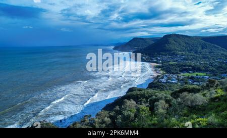 Vue aérienne en haut du pont Seacliff le long de la côte de l'océan Pacifique à Wollongong, Nouvelle-Galles du Sud, Australie avec vagues océaniques. Banque D'Images