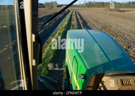 Tracteur John Deere 9400, vue depuis la cabine, conduite sur une chenille avec un fossé au bord d'un champ, Uppland, Suède Banque D'Images