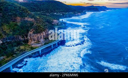 Vue aérienne en haut du pont Seacliff le long de la côte de l'océan Pacifique à Wollongong, Nouvelle-Galles du Sud, Australie avec vagues océaniques. Banque D'Images