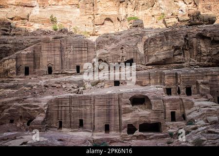 Les tombes royales de Pétra incarnent l'art unique des Nabatéens tout en mettant en valeur l'architecture hellénistique, mais les façades de ces tombes ont porté à cause de la décomposition naturelle. L'une de ces tombes, la tombe du Palais, est spéculée pour être la tombe des rois de Pétra. La tombe corinthienne, qui est juste à côté de la tombe du Palais, a la même architecture hellénistique que le Trésor. Les deux autres tombes royales sont la tombe de soie et la tombe d'urn; la tombe de soie ne se démarque pas autant que la tombe d'urn. La tombe d'Urn possède une grande cour à l'avant, et a été transformée en église Banque D'Images