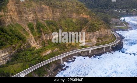 Vue aérienne en haut du pont Seacliff le long de la côte de l'océan Pacifique à Wollongong, Nouvelle-Galles du Sud, Australie avec vagues océaniques. Banque D'Images