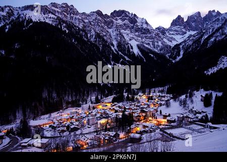 Vue de nuit, quartier de Molino, Falcade, province de Belluno, région de Vénétie, Italie, Falcade, Vénétie, Italie Banque D'Images