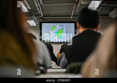 Taipei, Taïwan. 25th mars 2023. Les étudiants écoutent une conférence à l'occasion d'un cours de formation en défense civile organisé par l'Académie Kuma à Taipei (Taïwan) sur 25 mars 2023. L'intérêt pour la formation s'est accru de manière significative au cours de la dernière année, suite aux menaces persistantes de la Chine et de l'invasion de l'Ukraine par la Russie. Photo de Thomas Maresca/UPI crédit: UPI/Alay Live News Banque D'Images