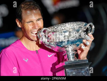 Le joueur de tennis espagnol Rafael Nadal posant avec le trophée de championnat après avoir remporté le match final des hommes célibataires de l'Open d'Australie 2022 Banque D'Images