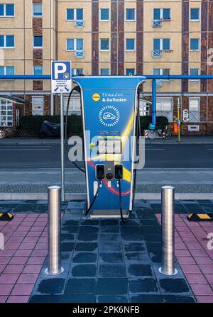 Shopping et recharge, station de recharge gratuite parking Lidl, Berlin, Allemagne Banque D'Images