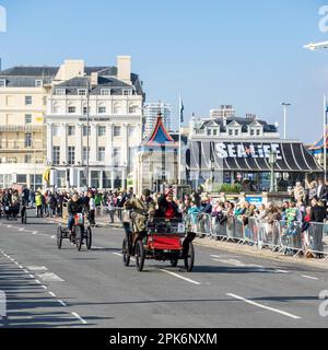 Voitures approcher la ligne d'arrivée du Londres à Brighton Veteran Car Run Banque D'Images