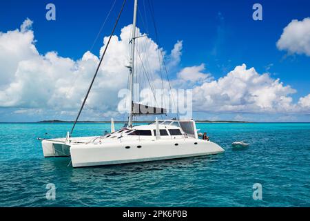 Catamaran à voile au large de Staniel Cay, Exuma Cays, Bahamas Banque D'Images