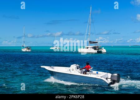 Les yachts à voile s'ancrent au large de Staniel Cay, Exuma Cays, Bahamas Banque D'Images