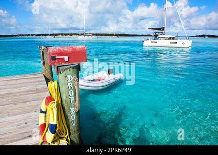 Stade d'atterrissage et boîte aux lettres de Warderick Wells, en arrière-plan un catamaran à voile, Bahamas et Exuma Cays Land and Sea National Park, Bahamas Banque D'Images