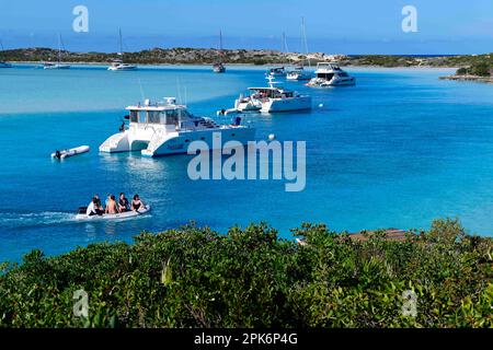 Les voiliers et les catamarans s'ancrent au large de Warderick Wells, aux Bahamas et du parc national des terres et des mers d'Exuma Cays, aux Bahamas Banque D'Images