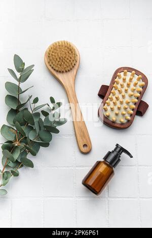 Concept de soins spa. produits cosmétiques naturels de spa à l'huile d'eucalyptus, pinceau de massage, feuille d'eucalyptus. Concept de massage et de spa Banque D'Images