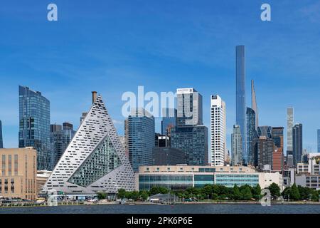 VIA 57 West, maison résidentielle en forme de pyramide de haute hauteur, maison d'architecture Bjarke Ingels Group, 142 m de haut, 35 étages. West 57th Street, Hudson River Banque D'Images