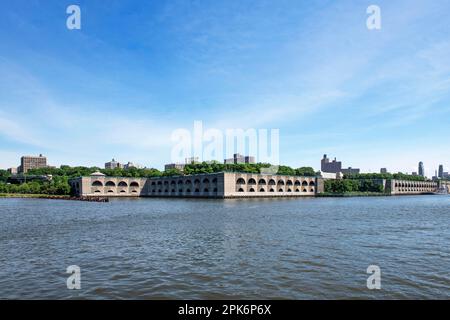 Approvisionnement municipal en eau potable sous Riverbank State Park, Hudson River, Upper Manhattan, New York City, États-Unis Banque D'Images