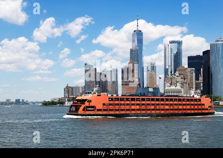 Staten Island Ferry en face du One World Trade Center sur la rivière East, Manhattan, New York City, États-Unis Banque D'Images