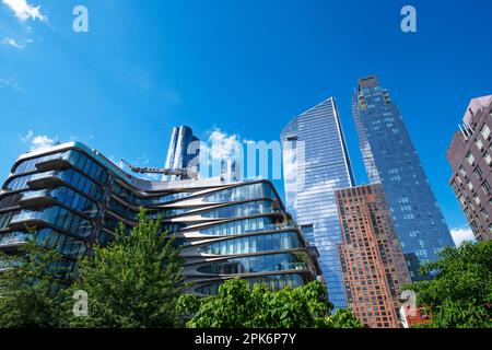 Vue de la piste Highline au 520 West 28th Street par Zaha Hadid, Hudson yards, The Edge-Building, Manhattan, New York City, ÉTATS-UNIS Banque D'Images
