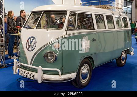 Vintage VW Volkswagen Type 2, T1 transporter, Bulli, construit de 1950 à 1967, VW bus, minibus, autocar, f.re.e, salon professionnel pour les voyages d'agrément Banque D'Images