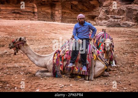 Promenades à dos de chameau en couleur à l'entrée du site classé au patrimoine de l'UNESCO. Jordanie. Banque D'Images