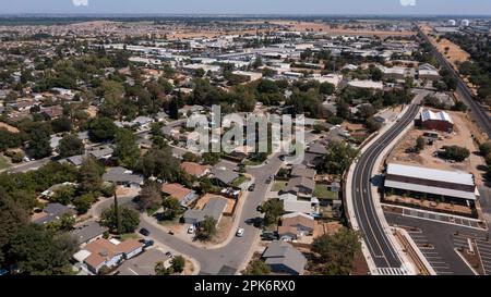 Après-midi vue aérienne d'un quartier de banlieue d'Elk Grove, Californie, États-Unis. Banque D'Images