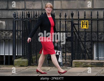 Photo du dossier datée du 29/03/2023 de la première ministre adjointe Shona Robison MSP arrivant à Bute House, Édimbourg. Les modifications fiscales du gouvernement écossais sont entrées en vigueur jeudi. Avec le début de la nouvelle année financière, les changements fiscaux, qui selon les ministres, auraient soulevé £129 millions de plus en 2023-24, prévus dans le budget ont abouti. Annoncé par l'ancien premier ministre adjoint John Swinney en décembre et adopté par les FMM plus tôt cette année, les changements verront les taux d'imposition supérieurs et les taux supérieurs augmenter de 1P, passant à 42p et 47p respectivement. Date de publication : jeu Banque D'Images