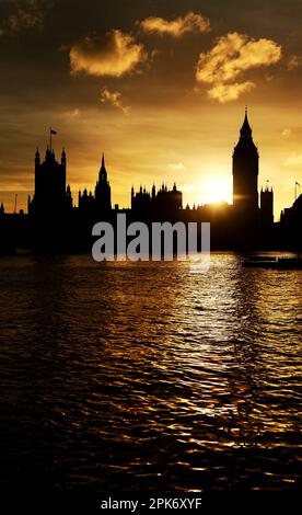 Photo du dossier datée du 03/02/2014 du coucher du soleil derrière les chambres du Parlement à Londres. Le Royaume-Uni est sur un pied d'égalité avec la Russie pour la confiance dans le fonctionnement du système politique - se classant dans la moitié inférieure des pays, a constaté une étude mondiale. Date de publication : jeudi 6 avril 2023. Banque D'Images