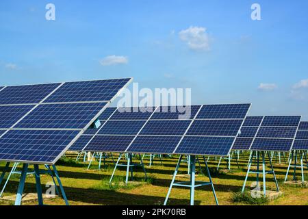 Technicien de maintenance travaillant avec l'installation du panneau solaire Banque D'Images