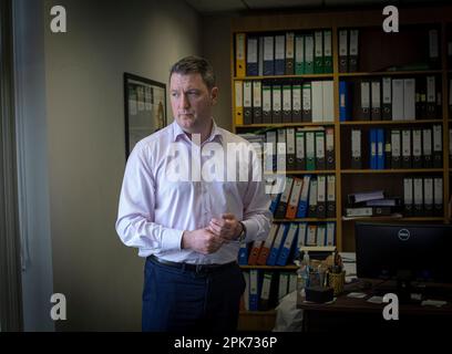 John Finucane , avocat irlandais et homme politique Sinn Féin dans son bureau Belfast, Irlande du Nord, Royaume-Uni. Banque D'Images