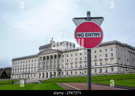 Pas de signe d'entery dans le domaine du Parlement de Stormont à Belfast en Irlande du Nord. Banque D'Images