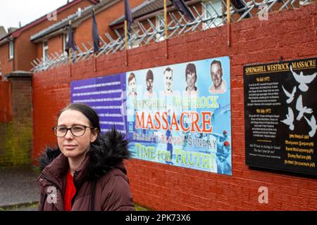 Natasha Butler petite-fille de Paddy Butler qui a été tué lors des meurtres de Springhill Westrock en face de la fresque commémorant . Banque D'Images