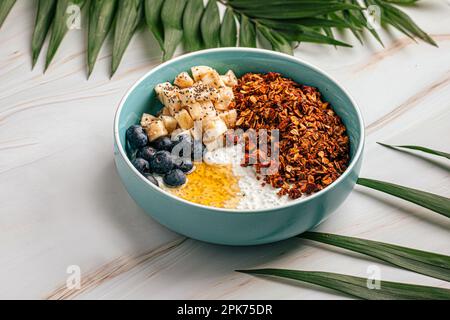 Bol de muesli avec bleuets et bananes Banque D'Images