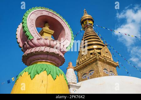 Le dôme blanc et la flèche de Swayambhunath Stupa, Katmandou, Népal Banque D'Images