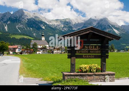 Söll est un village dans le district de Kufstein dans la région autrichienne de Sölllandl et se trouve dans une vallée entre le Wilder Kaiser et Hohe Salve Autriche Banque D'Images