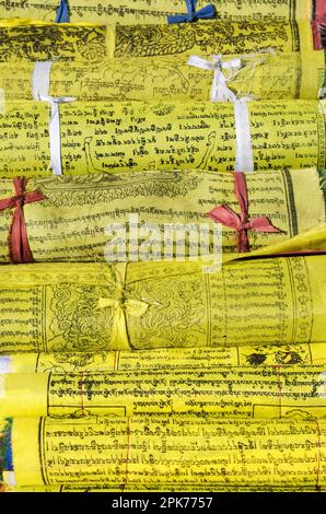 Drapeaux de prière bouddhistes jaunes roulées, Katmandou, Népal Banque D'Images